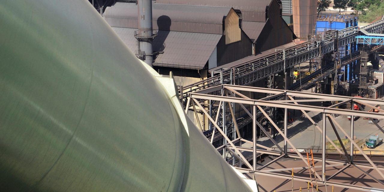 Depressurization and heat transfer during leakage of supercritical CO<sub>2</sub>from a pipeline