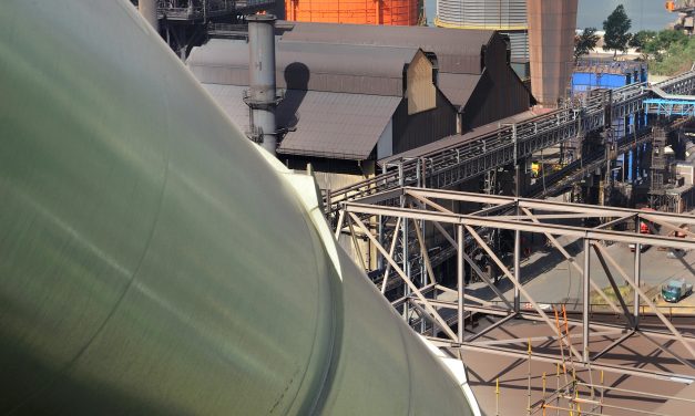 Depressurization and heat transfer during leakage of supercritical CO<sub>2</sub>from a pipeline